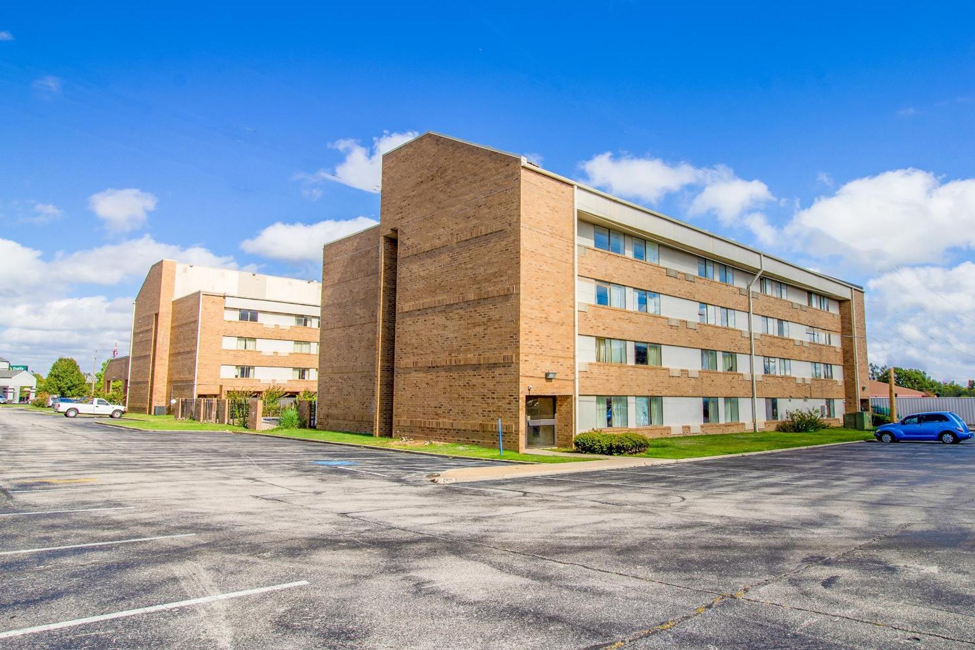 Tulsa Square Hotel Central, I-44 By Oyo Dış mekan fotoğraf